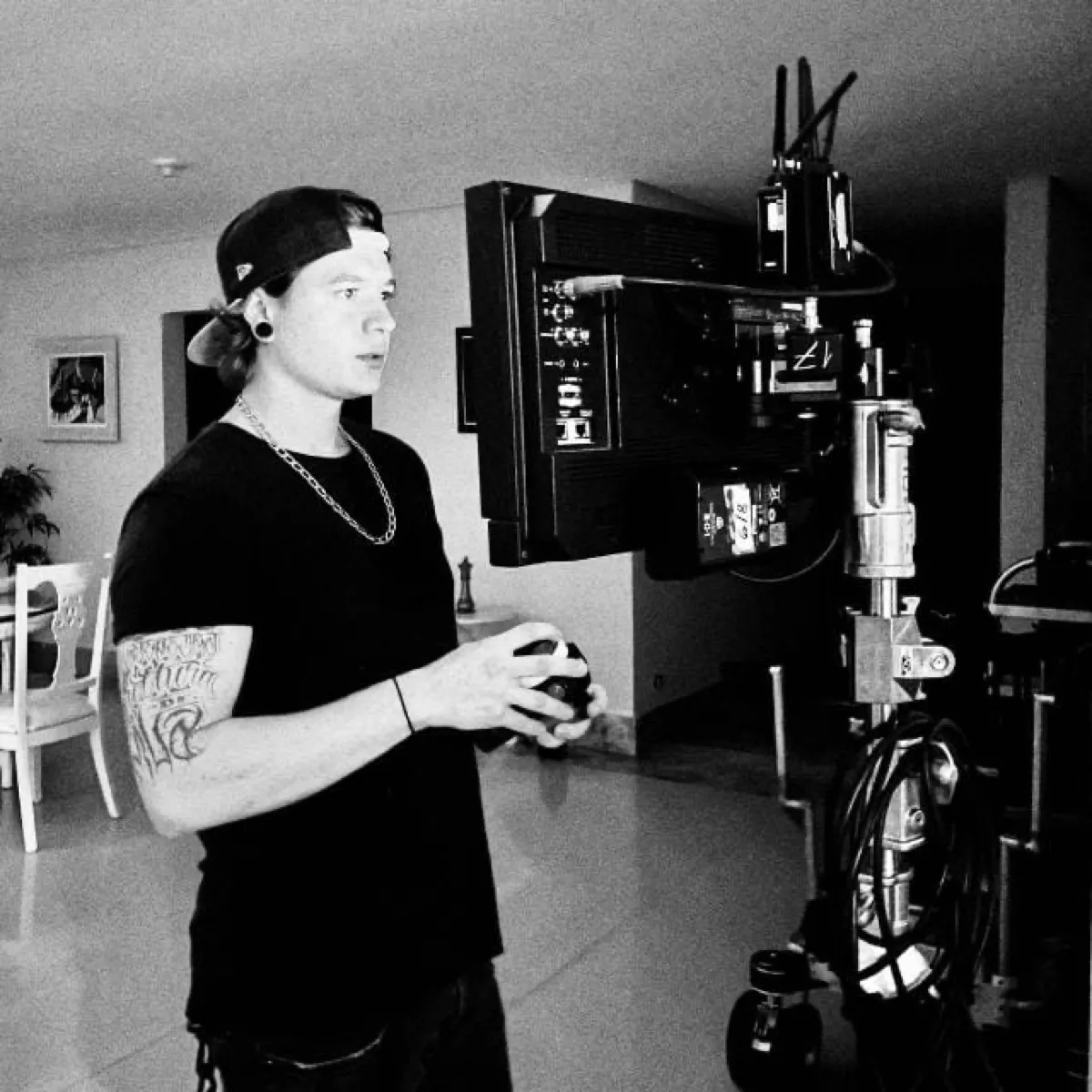 Vinicius Toscano operando equipamento de câmera no set