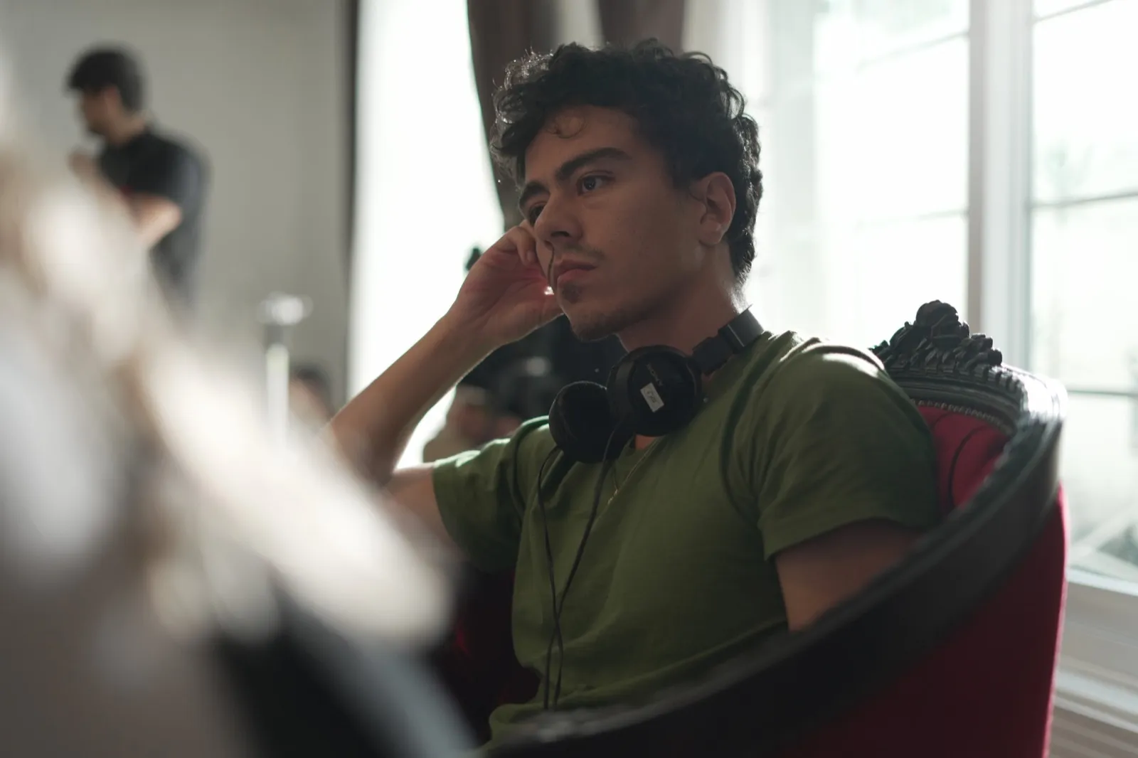 Cineasta concentrado no set, sentado diante do monitor