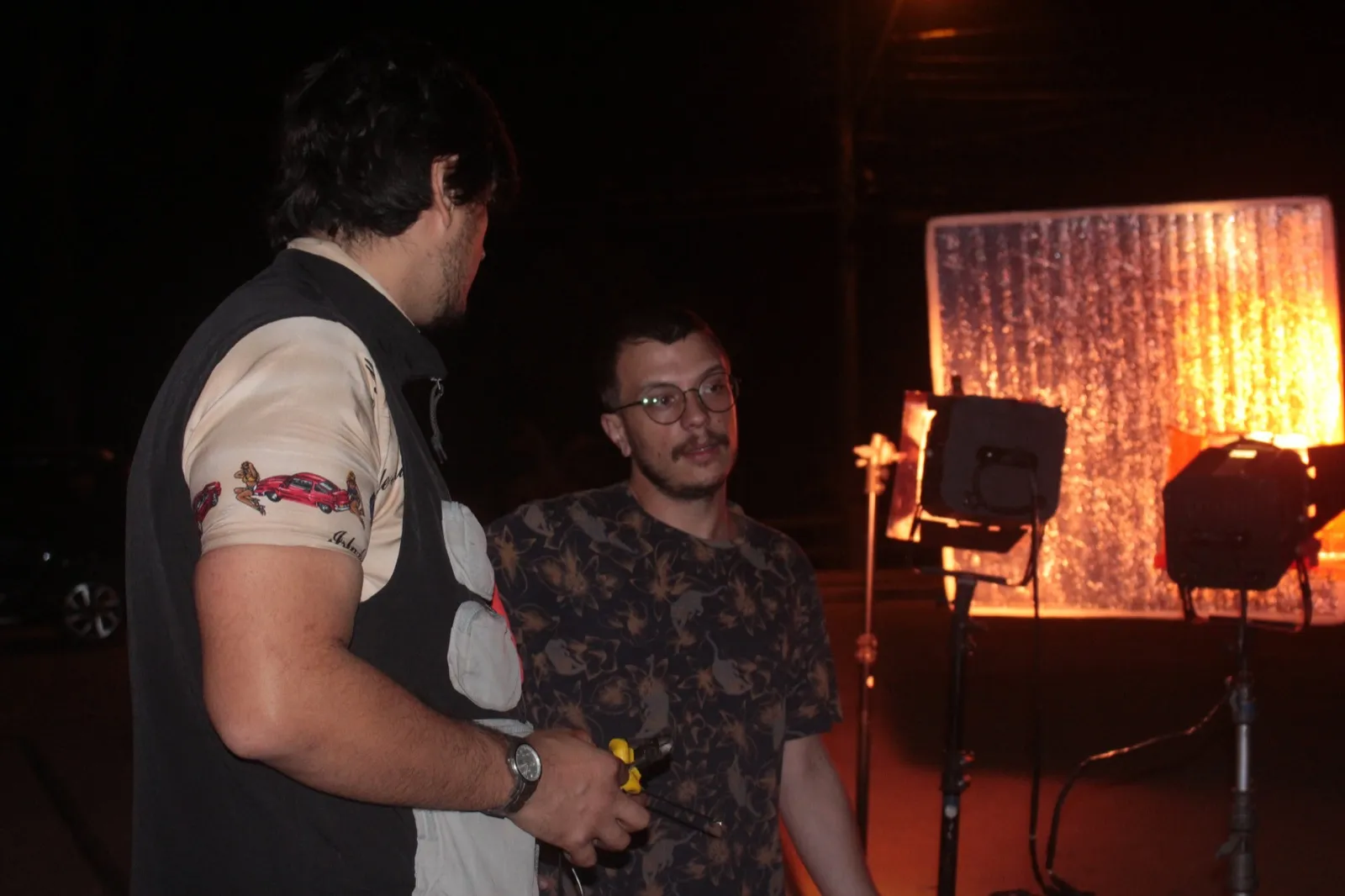 Set de filmagem noturno com refletores acesos